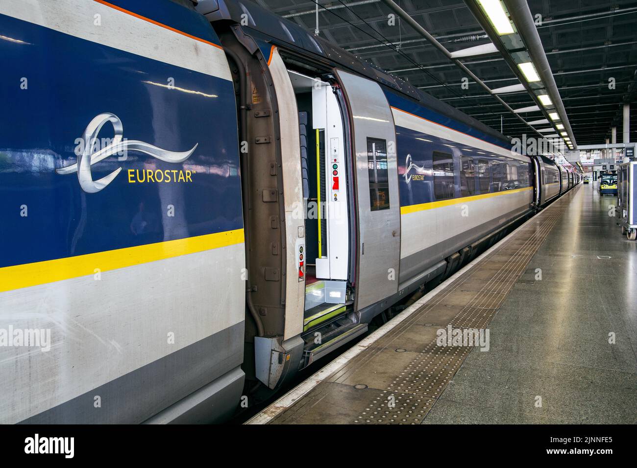 Train express Eurostar traversant le tunnel sous la Manche à la gare de St Pancras, Londres, Royaume-Uni, Europe Banque D'Images