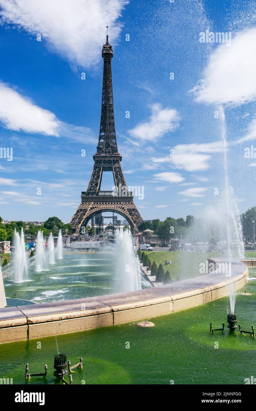 Fontaines en face de la Tour Eiffel, Paris, Ile de France, Europe occidentale, France Banque D'Images