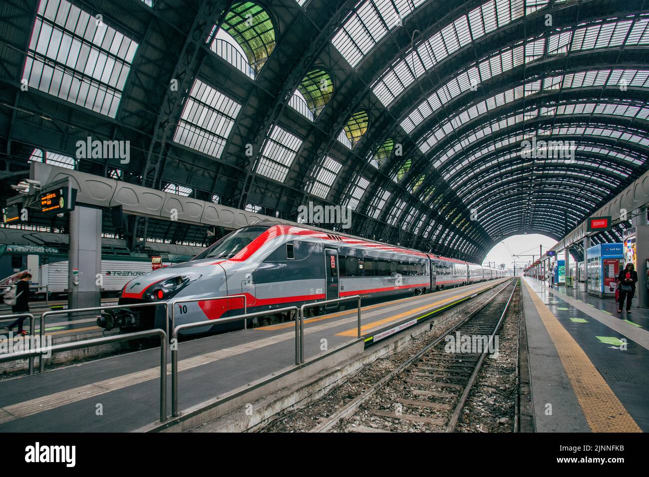 Gare centrale, Statione Centrale avec train à grande vitesse, Milan, Lombardie, Italie du Nord Banque D'Images