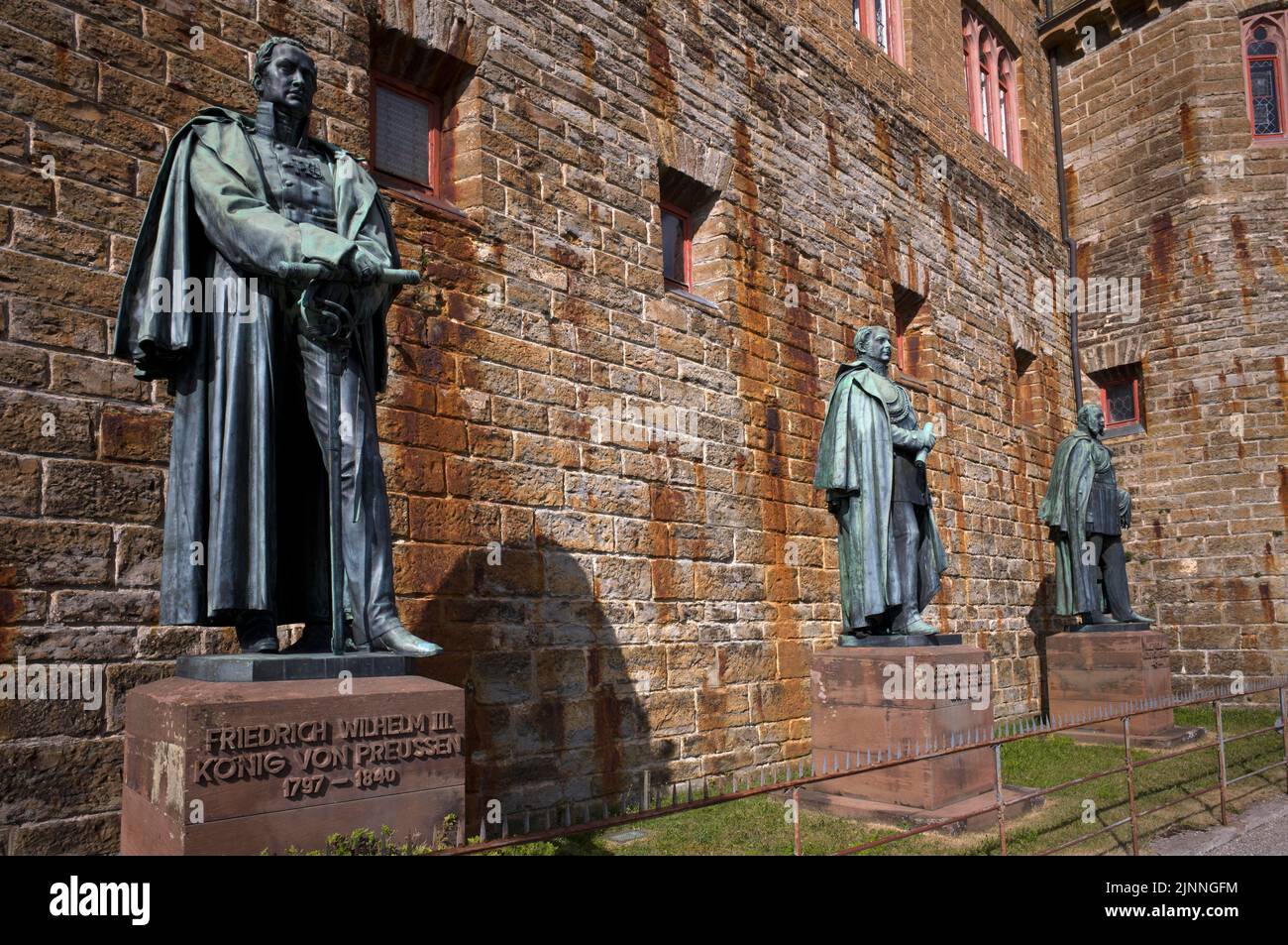 Statues de bronze, du Monument de droite en l'honneur de l'empereur