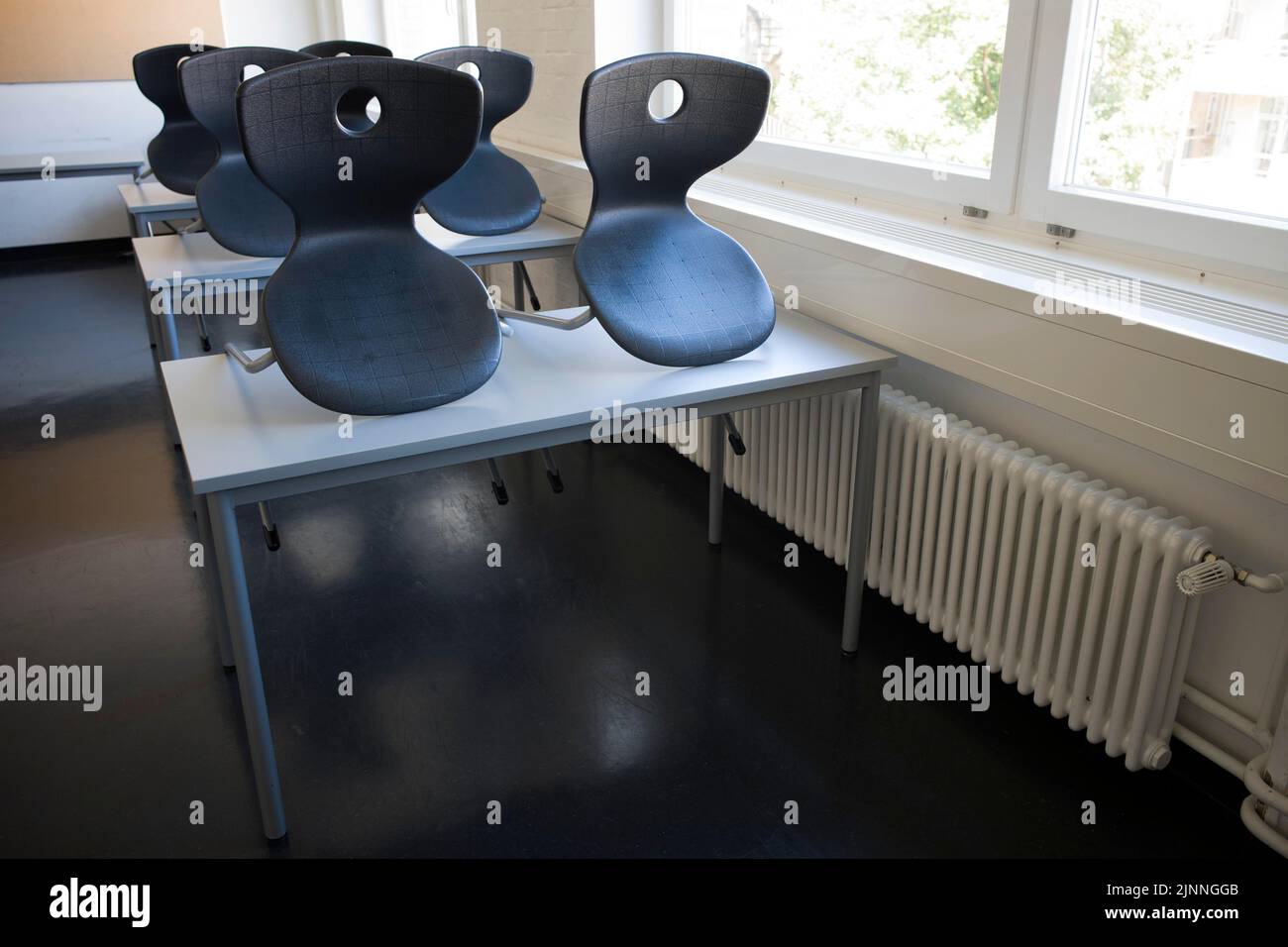 Salle de classe vide, radiateur, crise du gaz, crise Corona, Allemagne Banque D'Images