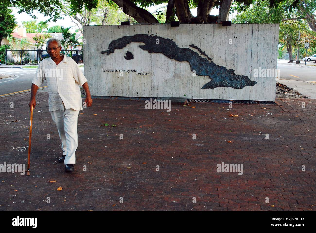 Un homme âgé passe devant le Mémorial de Cuba dans un parc de la Calle Ocho Little Havana, quartier de Miami, où vivent de nombreuses personnes d'origine cubaine Banque D'Images