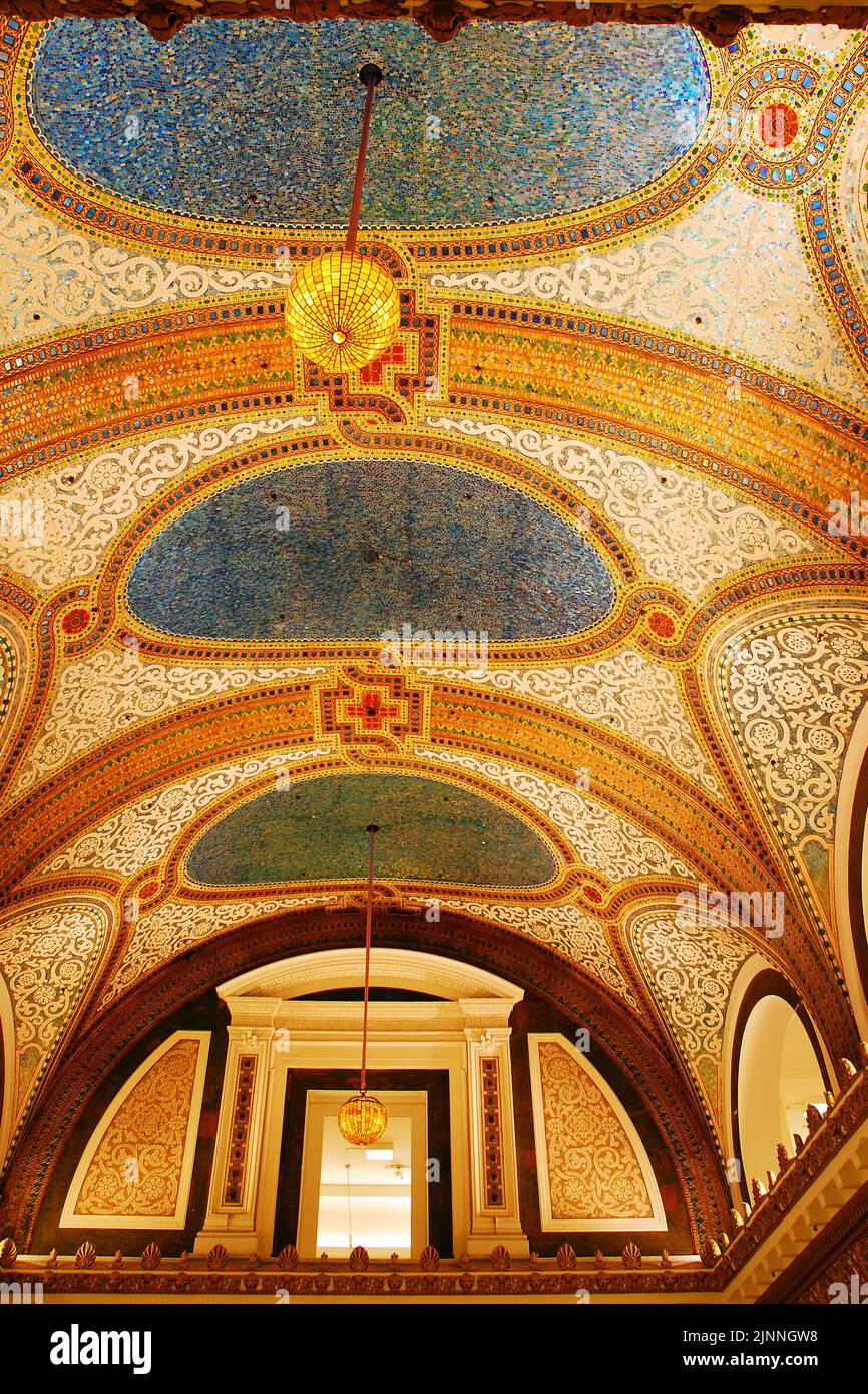 Les magnifiques mosaïques mettent en évidence le plafond de l'ancien Marshall Fields, aujourd'hui Macys, grand magasin, à Chicago Banque D'Images