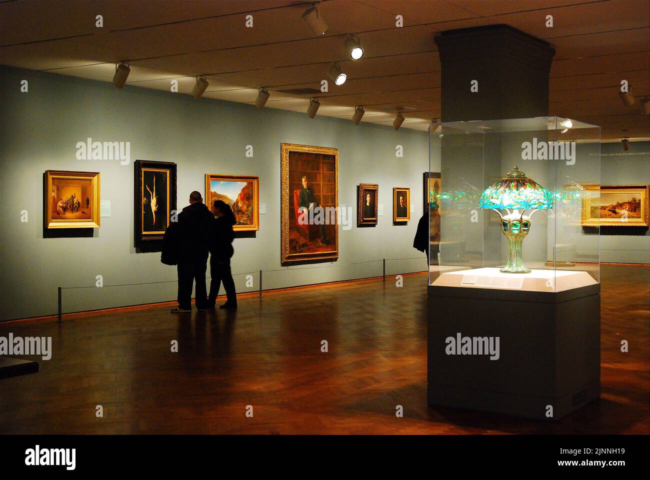 Un couple à une date admirez la peinture artistique exposée au musée de l'Art Institute of Chicago Banque D'Images