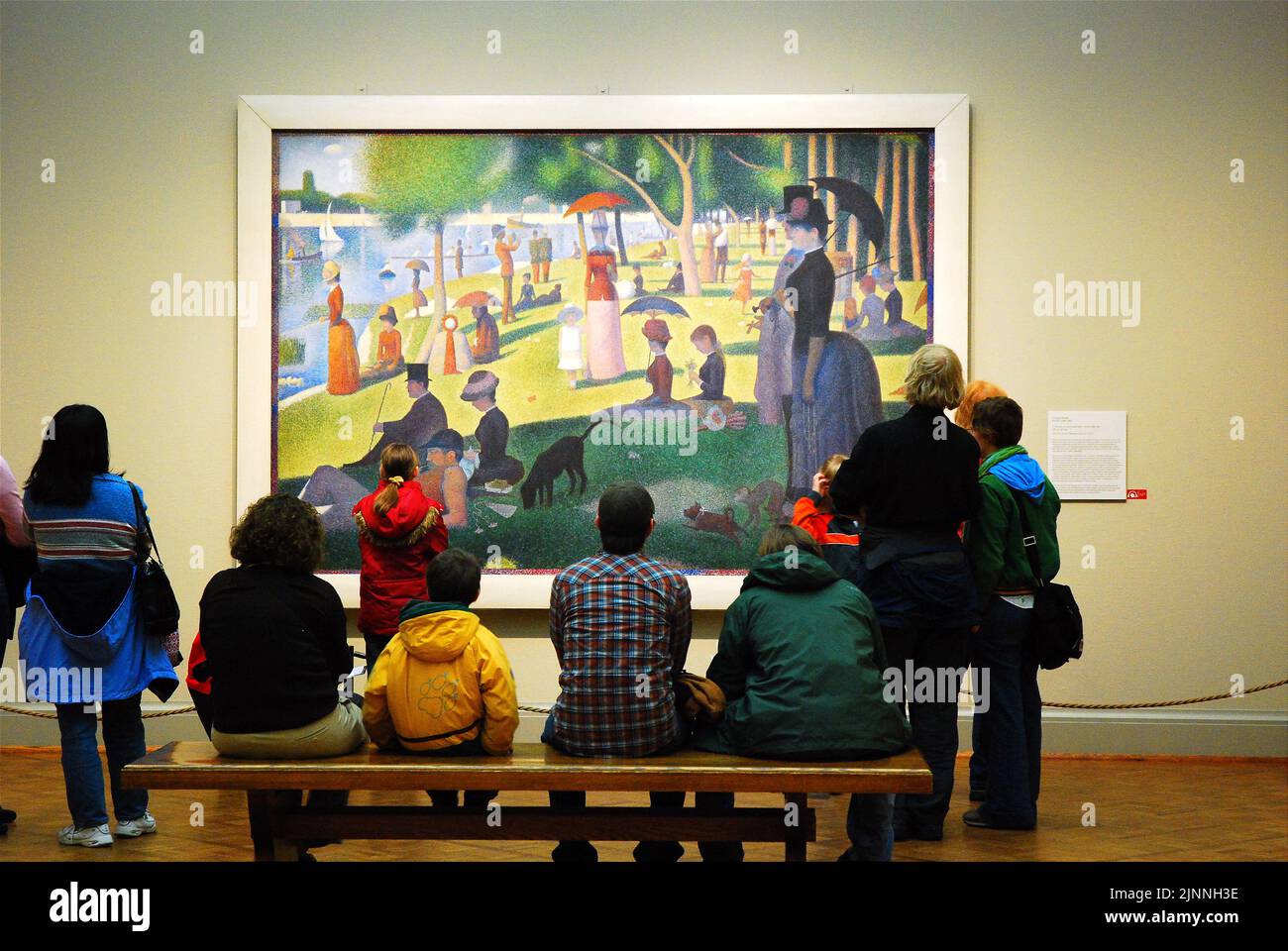 Les clients du musée admirent le chef-d'œuvre Georges Seurat Un dimanche après-midi sur l'île de la Grande Jatte à l'Art Institute of Chicago Banque D'Images