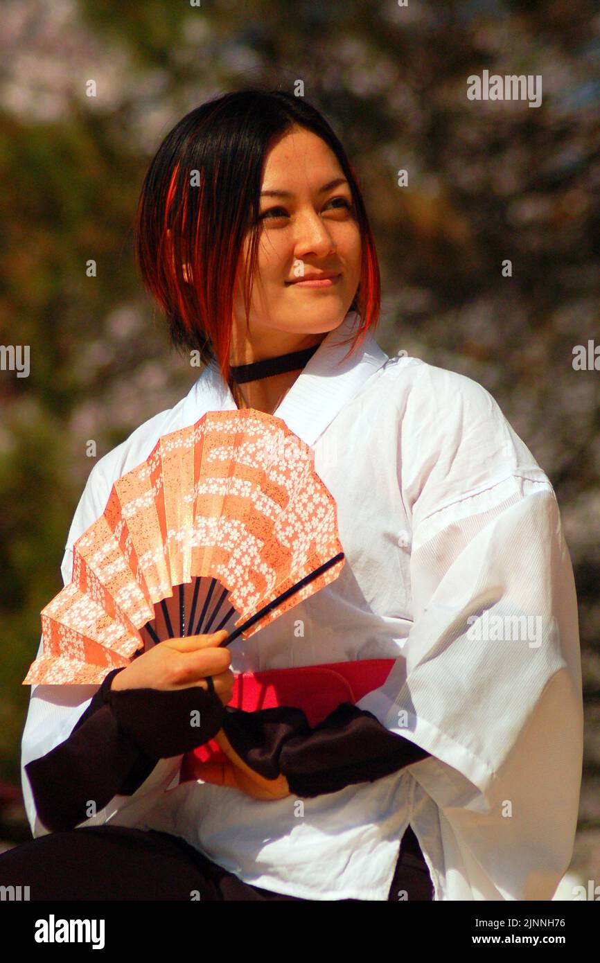 Un danseur de Cobu Taiko interprète les coutumes et danses traditionnelles japonaises lors d'un festival culturel de cerisiers en fleurs au Japon Banque D'Images