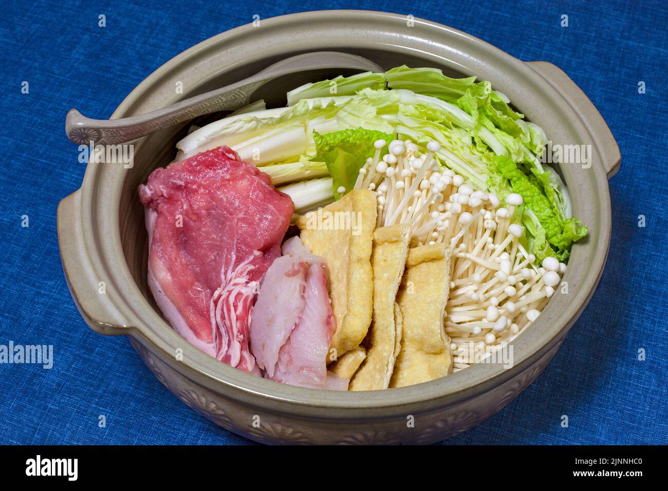 Nabémo ou nabémo, ingrédients mélange de viande et de légumes cuits dans un bouillon, Tokyo, Japon Banque D'Images