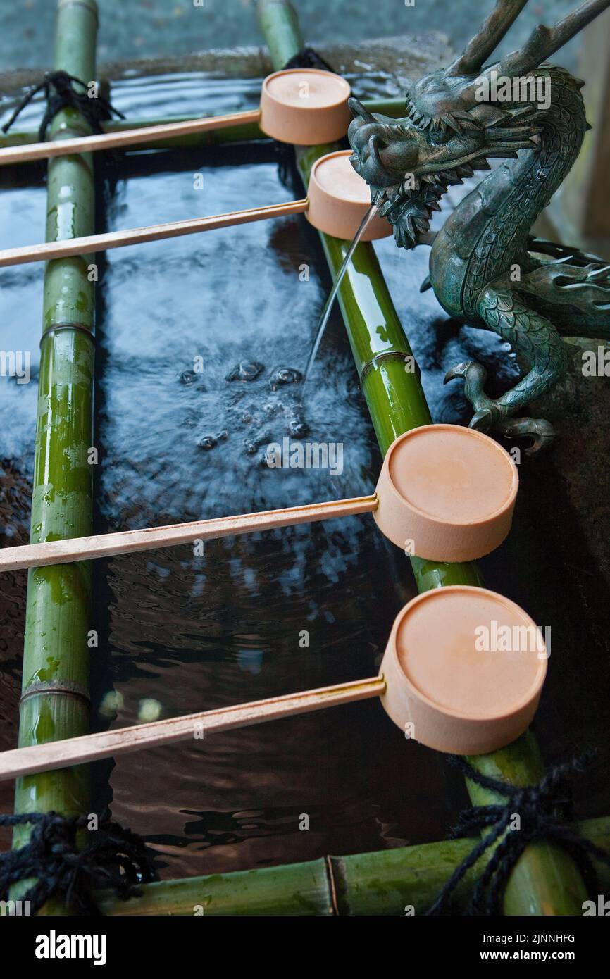 Bassin d'eau avec balanciers Temple Myohon-Ji Kamakura Japon Banque D'Images