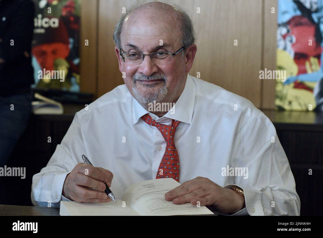 Photo du dossier datée de 9 septembre 2018 de l'auteur Salman Rushdie lors d'une séance de signature à Strasbourg, dans l'est de la France. Rushdie, dont le roman « les versets sataniques » a tiré des menaces de mort du dirigeant iranien en 1980s, a été poignardé vendredi dans le cou et l'abdomen par un homme qui a précipité la scène alors que l'auteur était sur le point de donner une conférence dans l'ouest de New York. Photo de Nicolas Roses/ABACAPRESS.COM Banque D'Images