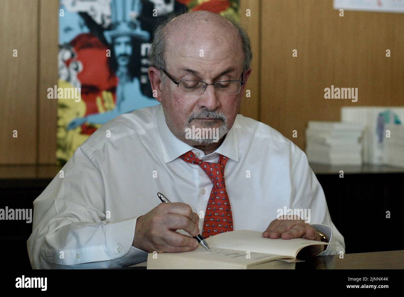 Photo du dossier datée de 9 septembre 2018 de l'auteur Salman Rushdie lors d'une séance de signature à Strasbourg, dans l'est de la France. Rushdie, dont le roman « les versets sataniques » a tiré des menaces de mort du dirigeant iranien en 1980s, a été poignardé vendredi dans le cou et l'abdomen par un homme qui a précipité la scène alors que l'auteur était sur le point de donner une conférence dans l'ouest de New York. Photo de Nicolas Roses/ABACAPRESS.COM Banque D'Images