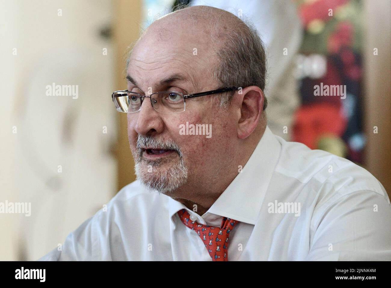 Photo du dossier datée de 9 septembre 2018 de l'auteur Salman Rushdie lors d'une séance de signature à Strasbourg, dans l'est de la France. Rushdie, dont le roman « les versets sataniques » a tiré des menaces de mort du dirigeant iranien en 1980s, a été poignardé vendredi dans le cou et l'abdomen par un homme qui a précipité la scène alors que l'auteur était sur le point de donner une conférence dans l'ouest de New York. Photo de Nicolas Roses/ABACAPRESS.COM Banque D'Images