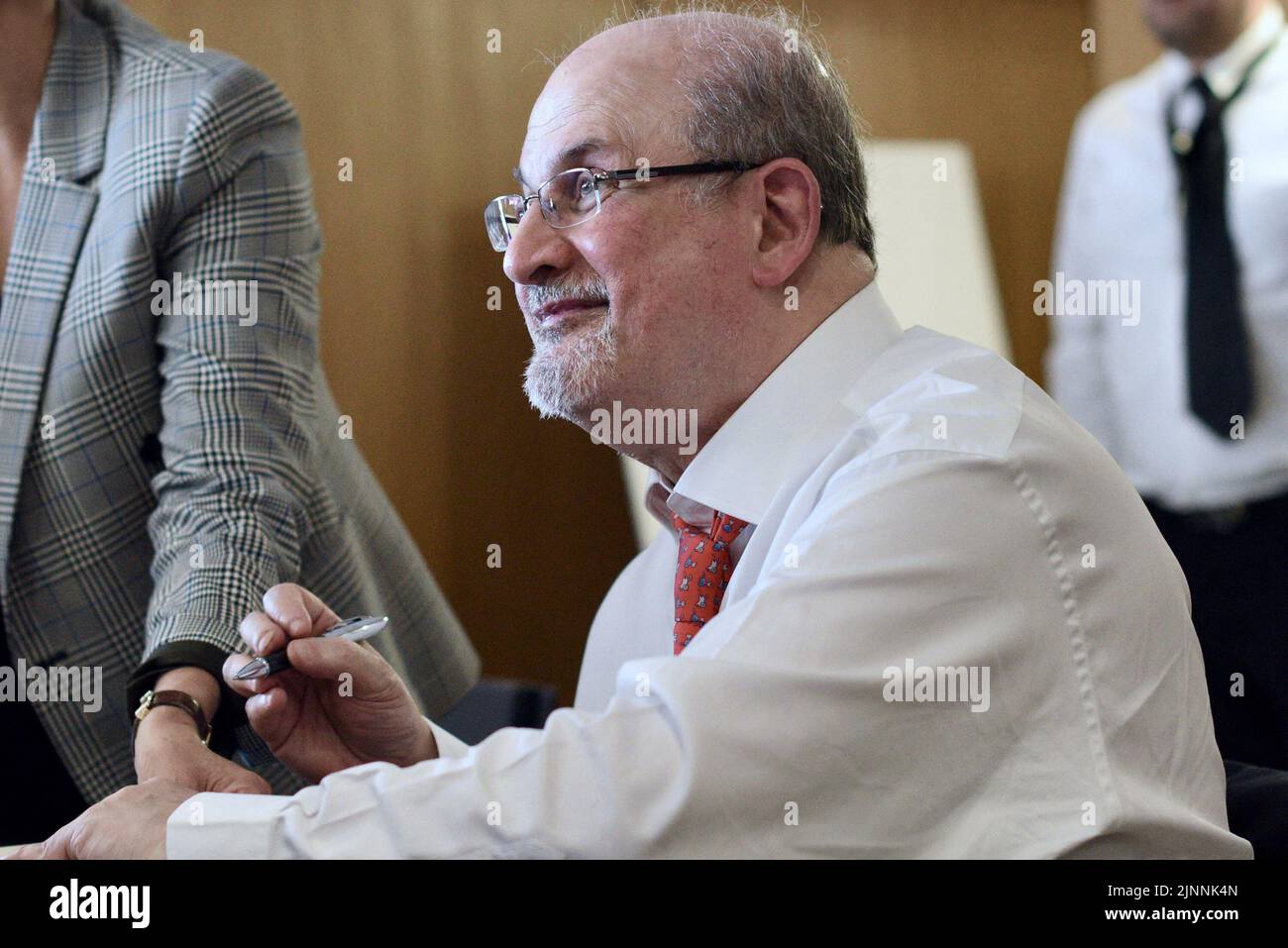Photo du dossier datée de 9 septembre 2018 de l'auteur Salman Rushdie lors d'une séance de signature à Strasbourg, dans l'est de la France. Rushdie, dont le roman « les versets sataniques » a tiré des menaces de mort du dirigeant iranien en 1980s, a été poignardé vendredi dans le cou et l'abdomen par un homme qui a précipité la scène alors que l'auteur était sur le point de donner une conférence dans l'ouest de New York. Photo de Nicolas Roses/ABACAPRESS.COM Banque D'Images