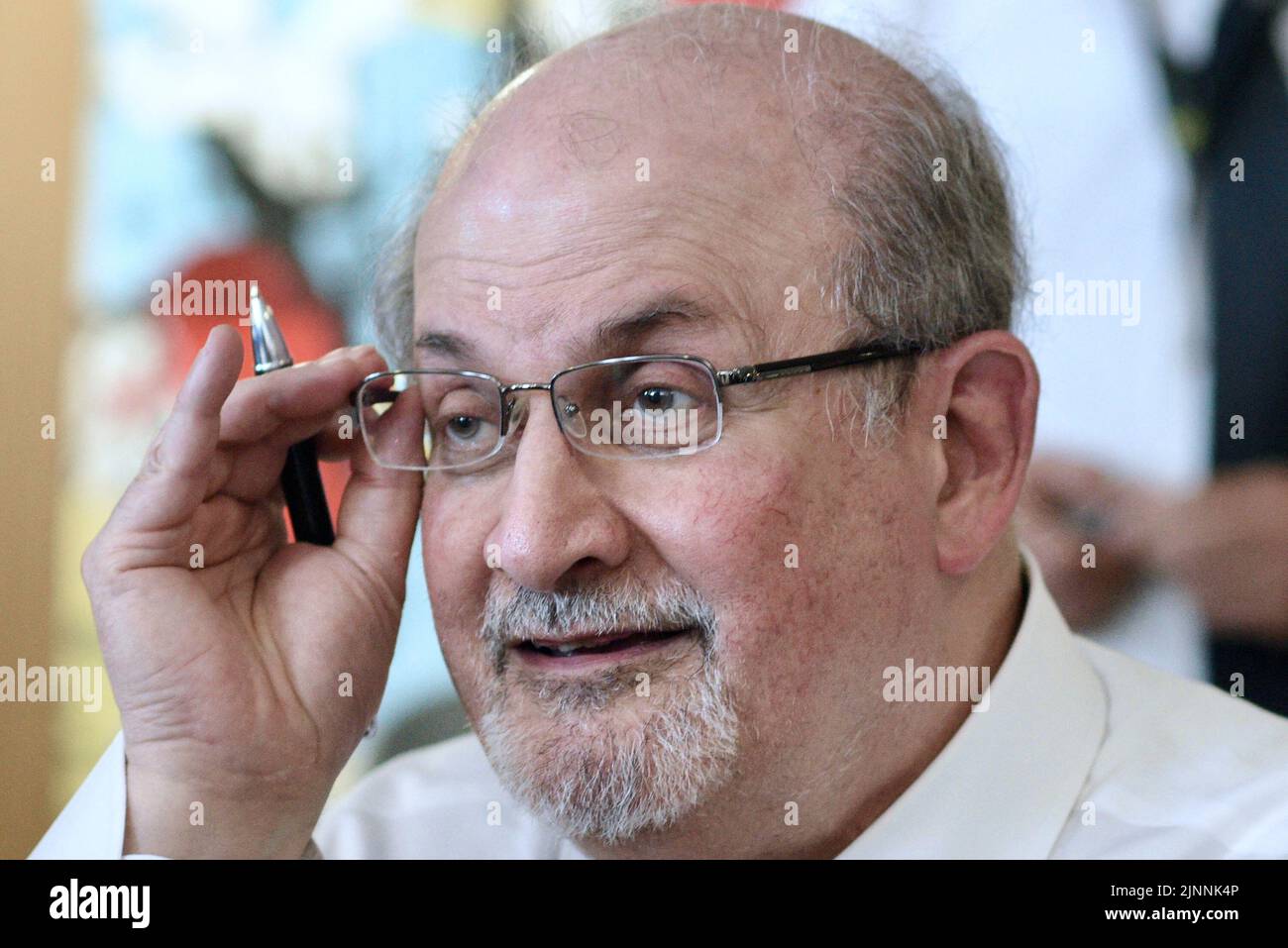 Photo du dossier datée de 9 septembre 2018 de l'auteur Salman Rushdie lors d'une séance de signature à Strasbourg, dans l'est de la France. Rushdie, dont le roman « les versets sataniques » a tiré des menaces de mort du dirigeant iranien en 1980s, a été poignardé vendredi dans le cou et l'abdomen par un homme qui a précipité la scène alors que l'auteur était sur le point de donner une conférence dans l'ouest de New York. Photo de Nicolas Roses/ABACAPRESS.COM Banque D'Images