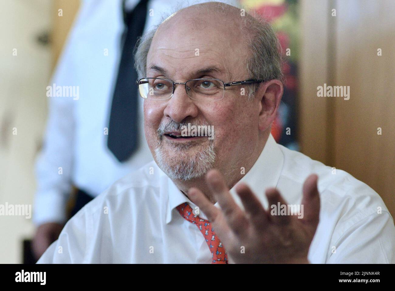 Photo du dossier datée de 9 septembre 2018 de l'auteur Salman Rushdie lors d'une séance de signature à Strasbourg, dans l'est de la France. Rushdie, dont le roman « les versets sataniques » a tiré des menaces de mort du dirigeant iranien en 1980s, a été poignardé vendredi dans le cou et l'abdomen par un homme qui a précipité la scène alors que l'auteur était sur le point de donner une conférence dans l'ouest de New York. Photo de Nicolas Roses/ABACAPRESS.COM Banque D'Images