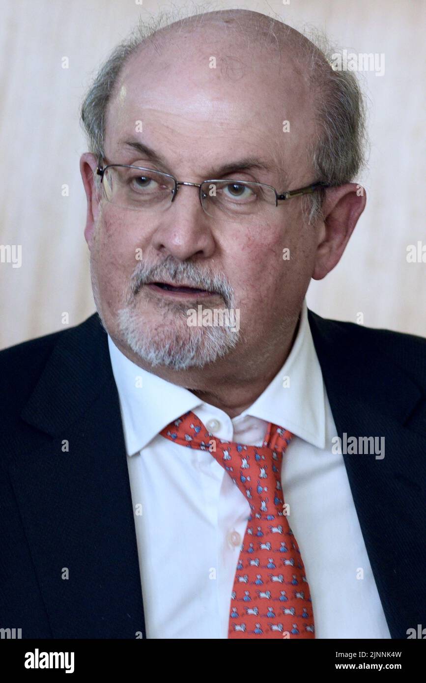 Photo du dossier datée de 9 septembre 2018 de l'auteur Salman Rushdie lors d'une séance de signature à Strasbourg, dans l'est de la France. Rushdie, dont le roman « les versets sataniques » a tiré des menaces de mort du dirigeant iranien en 1980s, a été poignardé vendredi dans le cou et l'abdomen par un homme qui a précipité la scène alors que l'auteur était sur le point de donner une conférence dans l'ouest de New York. Photo de Nicolas Roses/ABACAPRESS.COM Banque D'Images