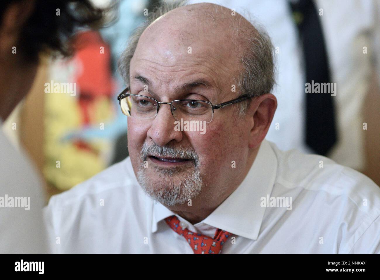 Photo du dossier datée de 9 septembre 2018 de l'auteur Salman Rushdie lors d'une séance de signature à Strasbourg, dans l'est de la France. Rushdie, dont le roman « les versets sataniques » a tiré des menaces de mort du dirigeant iranien en 1980s, a été poignardé vendredi dans le cou et l'abdomen par un homme qui a précipité la scène alors que l'auteur était sur le point de donner une conférence dans l'ouest de New York. Photo de Nicolas Roses/ABACAPRESS.COM Banque D'Images