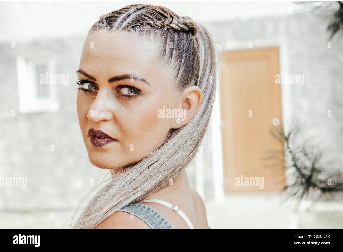 Portrait en gros plan de femme glamour avec une belle coiffure. Banque D'Images