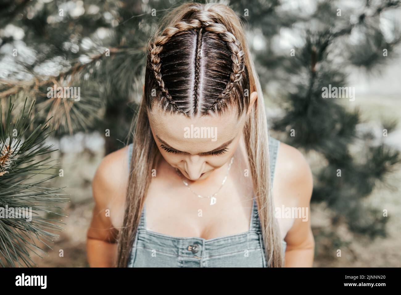 Portrait en gros plan de femme glamour avec une belle coiffure. Banque D'Images