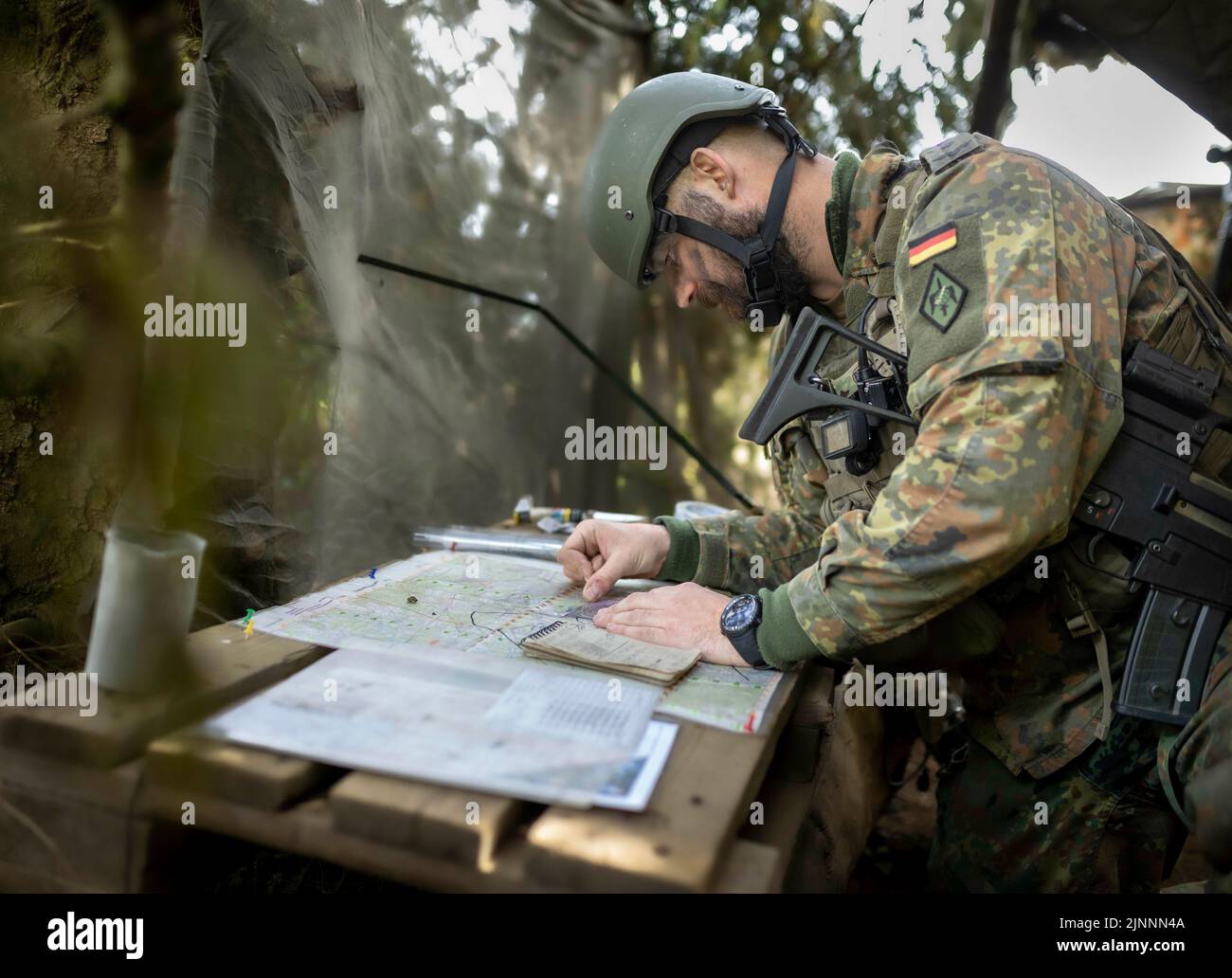 Münster, Allemagne. 10th mai 2022. Un observateur de l'artillerie de Bundeswehr pendant l'exercice - Wettiner Heide -. En 2023, avec la Panzergrenadierbrigade 37 - Freistaat Sachsen - l'Allemagne fournira la principale association pour les unités terrestres multinationales de la Force opérationnelle interarmées de très haute disponibilité de l'OTAN (VJTF), le fer de lance de l'OTAN. Cette force fait partie de la Force de réaction de l'OTAN (NRF) 2022-2024, la force de réaction rapide de l'OTAN. Credit: dpa/Alay Live News Banque D'Images