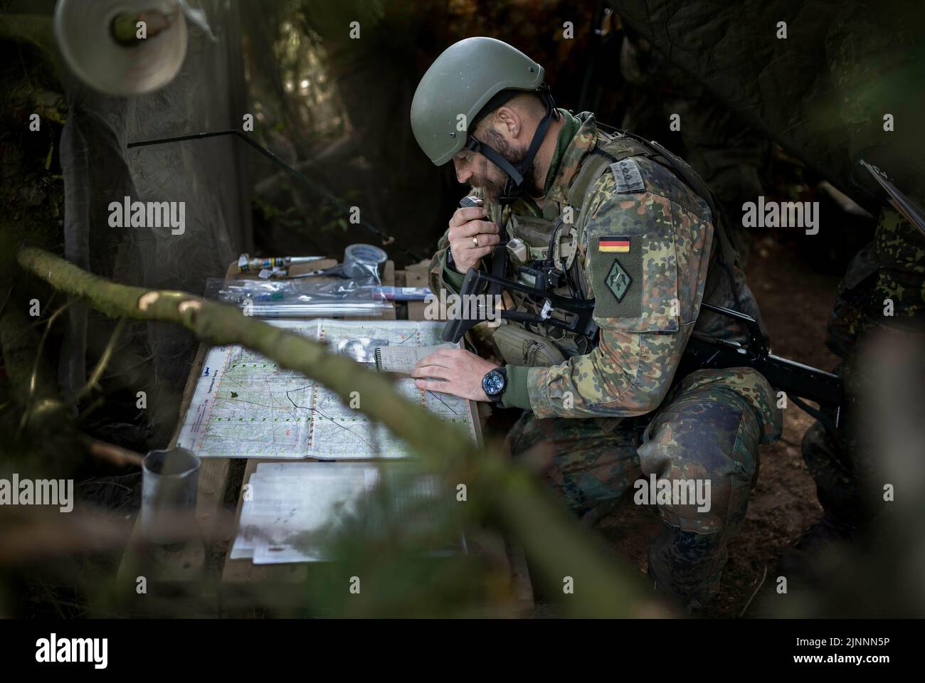 Münster, Allemagne. 10th mai 2022. Un observateur de l'artillerie de Bundeswehr pendant l'exercice - Wettiner Heide -. En 2023, avec la Panzergrenadierbrigade 37 - Freistaat Sachsen - l'Allemagne fournira la principale association pour les unités terrestres multinationales de la Force opérationnelle interarmées de très haute disponibilité de l'OTAN (VJTF), le fer de lance de l'OTAN. Cette force fait partie de la Force de réaction de l'OTAN (NRF) 2022-2024, la force de réaction rapide de l'OTAN. Credit: dpa/Alay Live News Banque D'Images