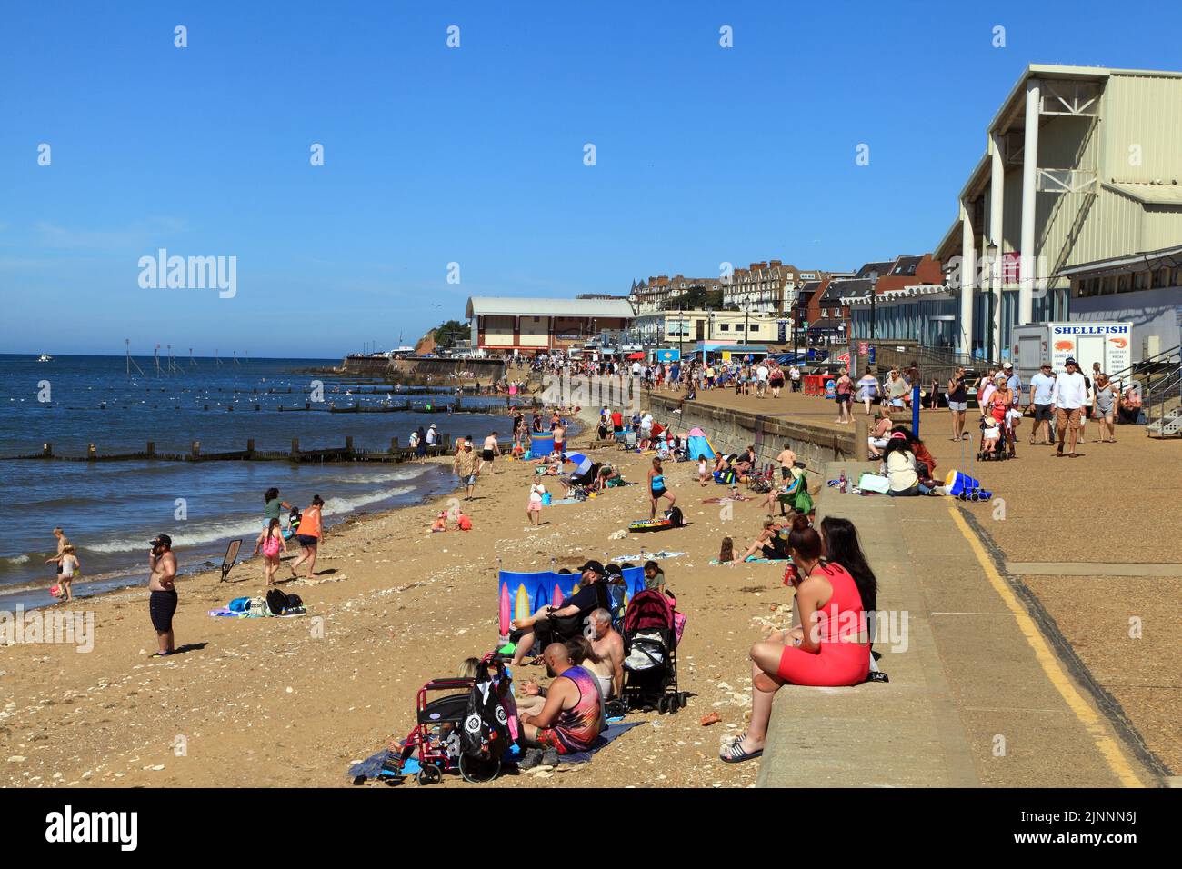Promenade, plage, haute marée, ville de Hunstanton, vacanciers, Visiteurs, Norfolk, Angleterre Banque D'Images