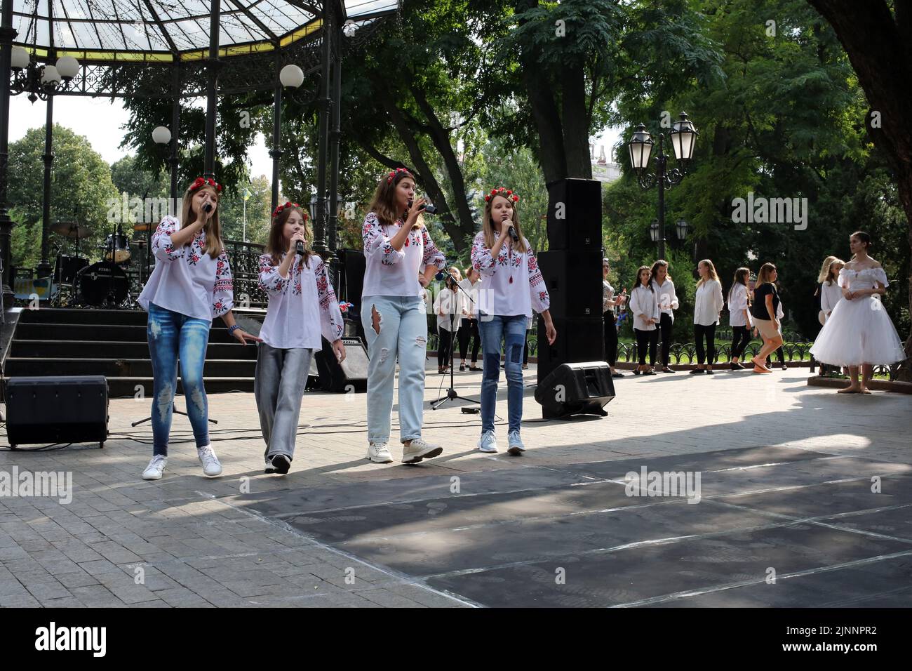 De jeunes chanteurs du Centre municipal de la jeunesse d'Odessa sont vus au cours d'un spectacle musical consacré à la Journée de la jeunesse, qui est célébrée chaque année le 12th août. Sur 29 juillet 2021, afin de soutenir l'aspiration de la jeunesse ukrainienne à s'intégrer dans la communauté européenne, à affirmer les valeurs de la démocratie et de la liberté, ainsi qu'à prendre en compte l'initiative des organisations et des mouvements de jeunesse, Le président ukrainien, Volodymyr Zelensky, a créé la Journée de la jeunesse en Ukraine, qui sera célébrée chaque année à l'occasion de la Journée internationale de la jeunesse de 12 août. (Photo de Viacheslav Onyshchenko Banque D'Images