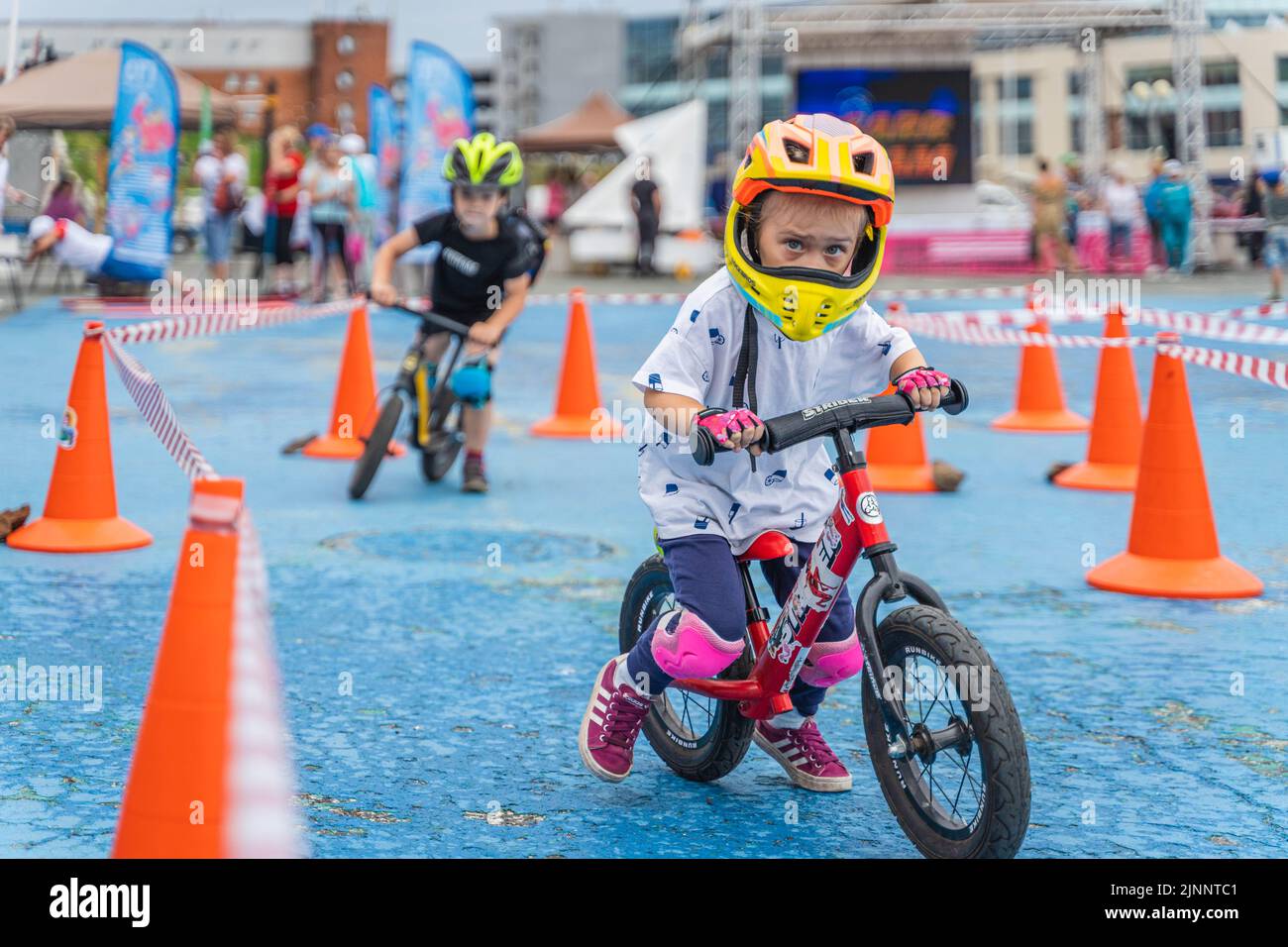 Vladivostok, Russie. 13th août 2022. Les enfants participent à une course cycliste le jour du sportif de Russie à Vladivostok, en Russie, le 13 août 2022. La Journée des sportifs de Russie tombe le deuxième samedi de chaque mois d'août. Credit: Guo Feizhou/Xinhua/Alamy Live News Banque D'Images