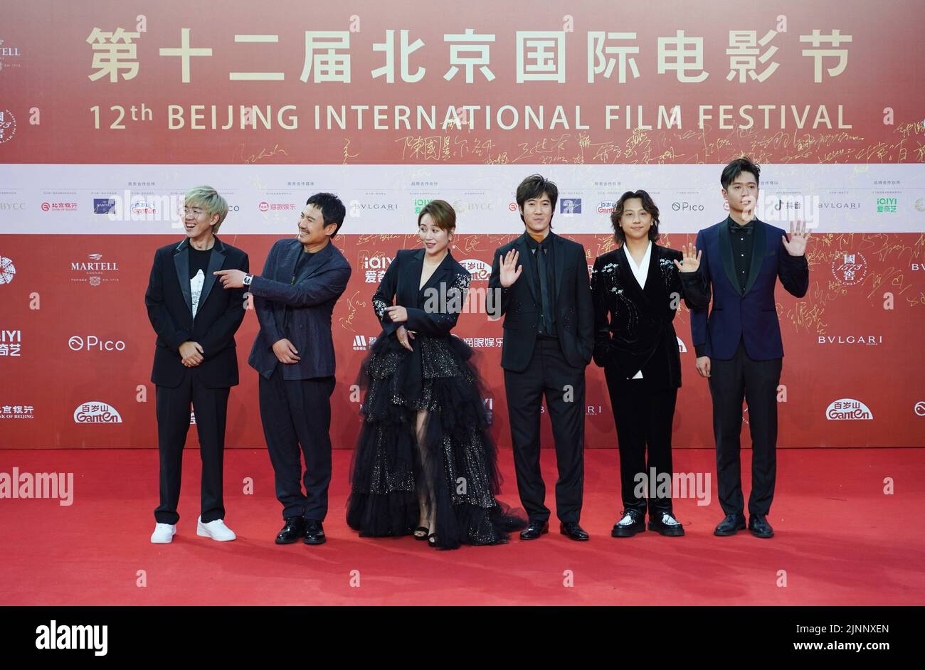 Pékin, Chine. 12th août 2022. Les acteurs du film « Moon Man » posent pour une photo de groupe sur le tapis rouge du Festival international du film de Pékin 12th à Beijing, capitale de la Chine, le 12 août 2022. Credit: Chen Zhonghao/Xinhua/Alay Live News Banque D'Images