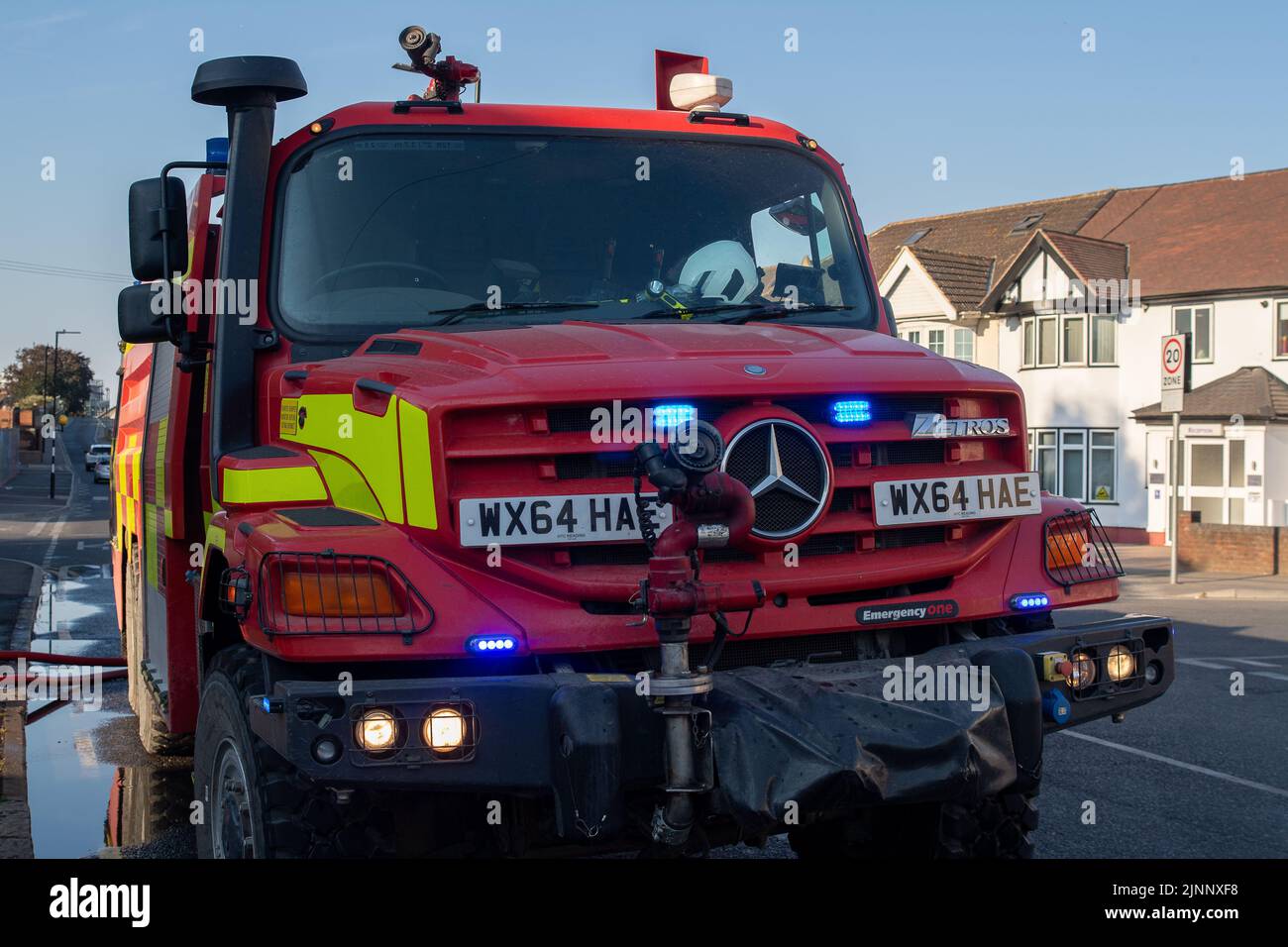 Slough, Berkshire, Royaume-Uni. 13th août 2022. Le Service royal de secours et d'incendie du Berkshire a incendié l'usine de recyclage Simpson de Simpsons Way, à Slough ce matin derrière le temple de Ramgarhia Sikh. Il a été conseillé aux résidents de rester à l'intérieur et de garder leurs fenêtres fermées. Un camion d'incendie de grande capacité Zetros (illustré), qui dessine l'eau d'une borne d'incendie à proximité, était également présent. Crédit : Maureen McLean/Alay Live News Banque D'Images