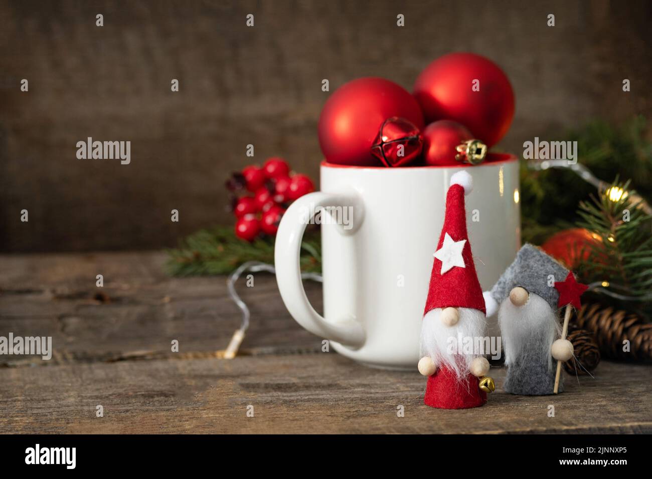 Carte postale de Noël vintage. Gnomes de Noël avec sapin et boules rouges de noël décorations. Copier l'espace. Banque D'Images