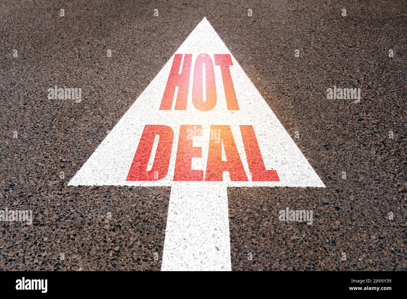 Concept d'entreprise. Sur la route asphaltée des marquages une flèche avec l'inscription - HOT DEAL Banque D'Images