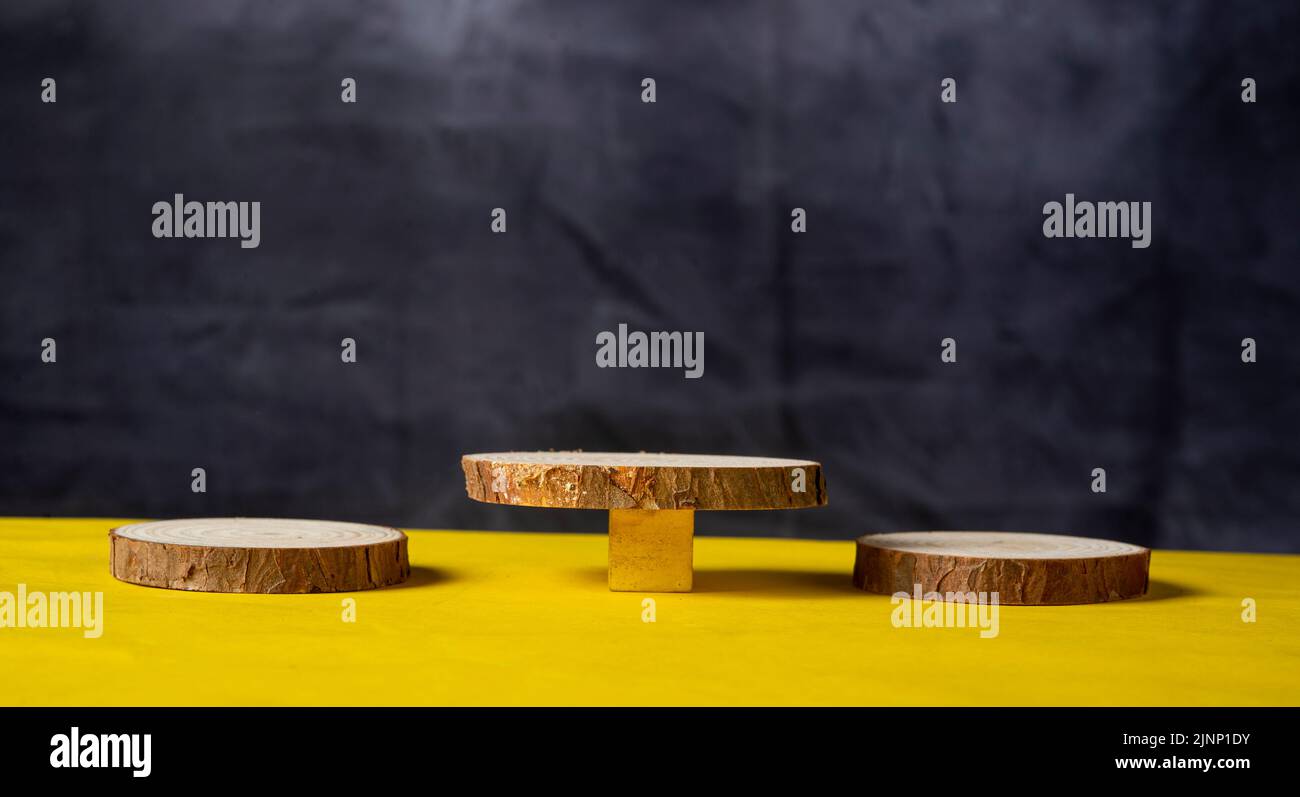 Maquette de première seconde et troisième position pour votre produit sur fond noir. Banque D'Images