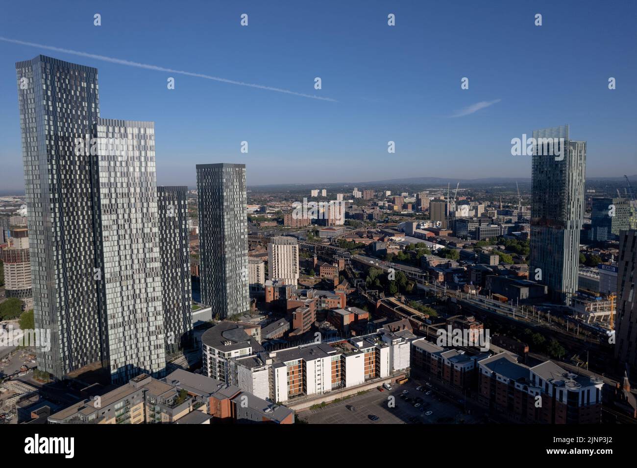 Centre ville de Manchester Drone vue aérienne au-dessus du bâtiment travaux de construction Skyline Construction Blue Sky Summer Beetdam Tower Deansgate Square 2022 Banque D'Images