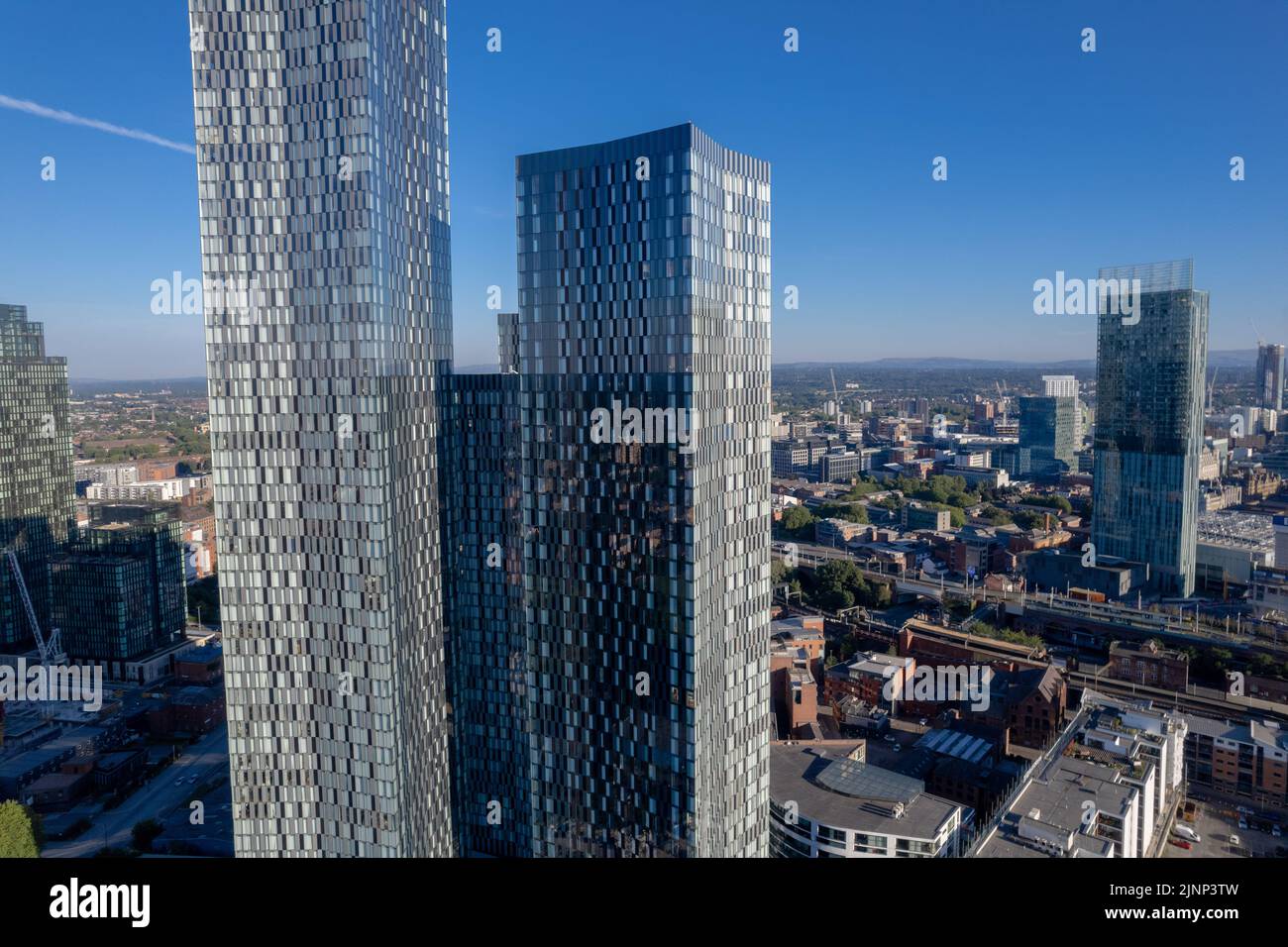 Centre ville de Manchester Drone vue aérienne au-dessus du bâtiment travaux de construction Skyline Construction Blue Sky Summer Beetdam Tower Deansgate Square 2022 Banque D'Images