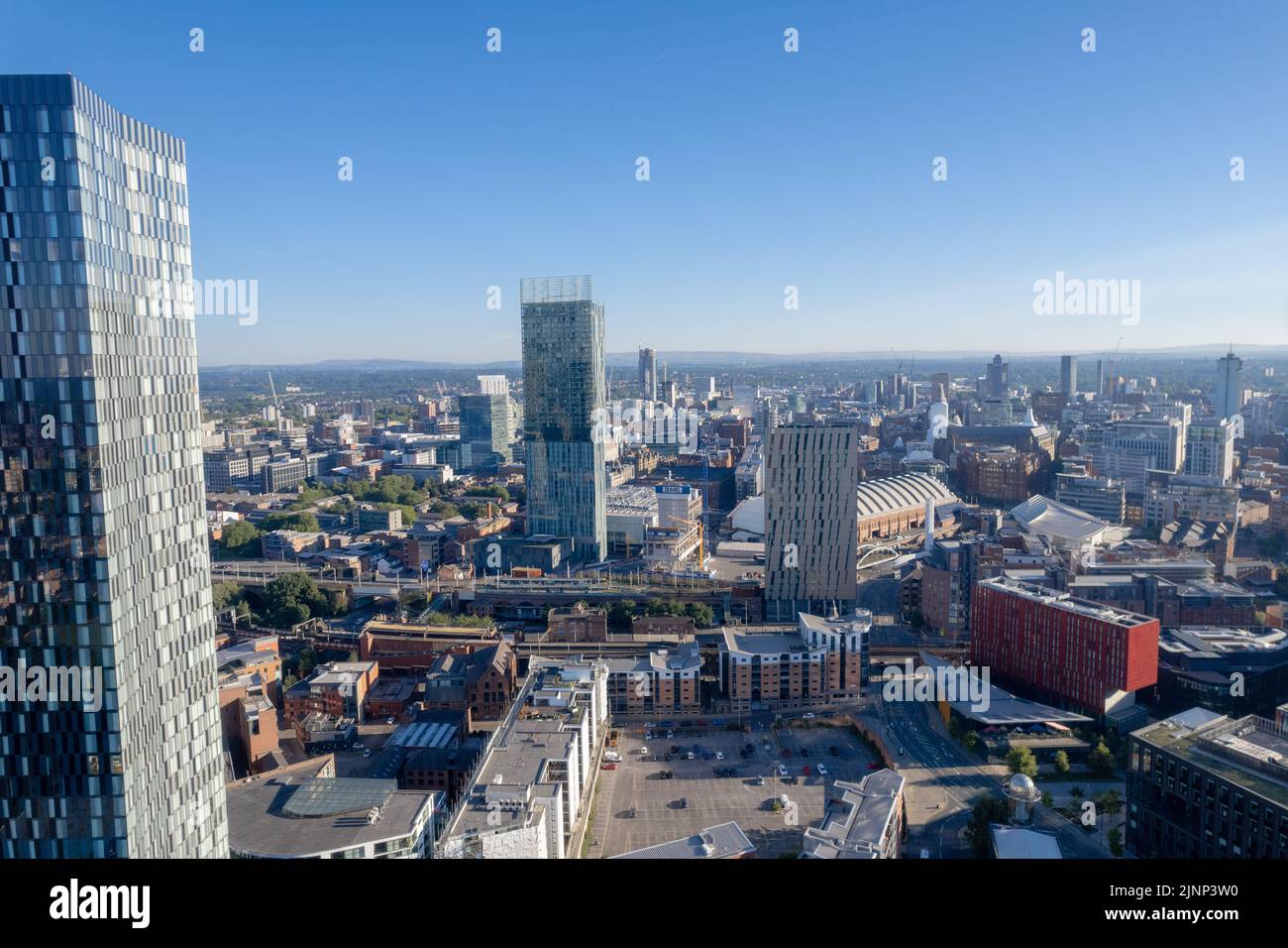 Centre ville de Manchester Drone vue aérienne au-dessus du bâtiment travaux de construction Skyline Construction Blue Sky Summer Beetdam Tower Deansgate Square 2022 Banque D'Images