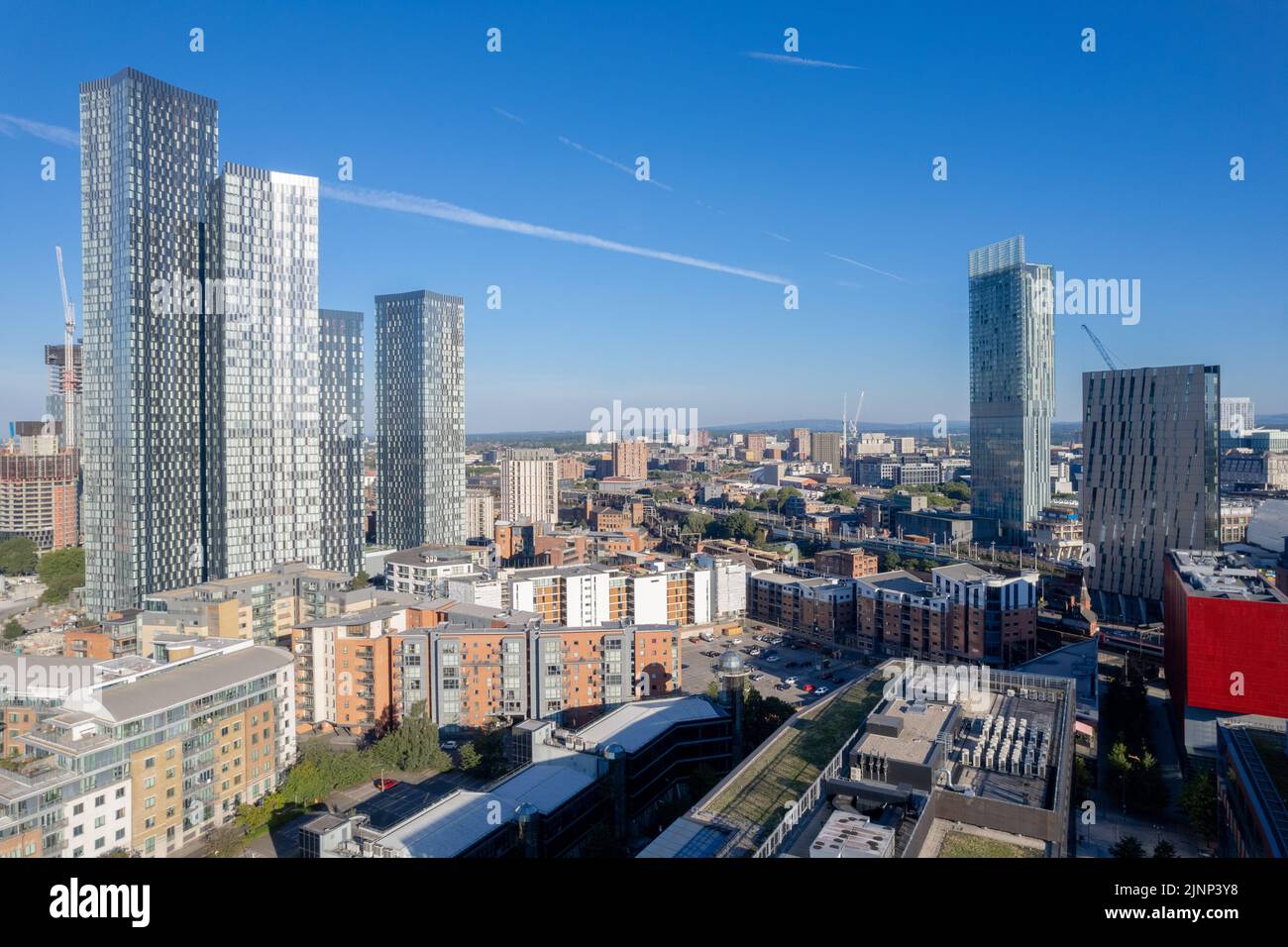 Centre ville de Manchester Drone vue aérienne au-dessus du bâtiment travaux de construction Skyline Construction Blue Sky Summer Beetdam Tower Deansgate Square 2022 Banque D'Images