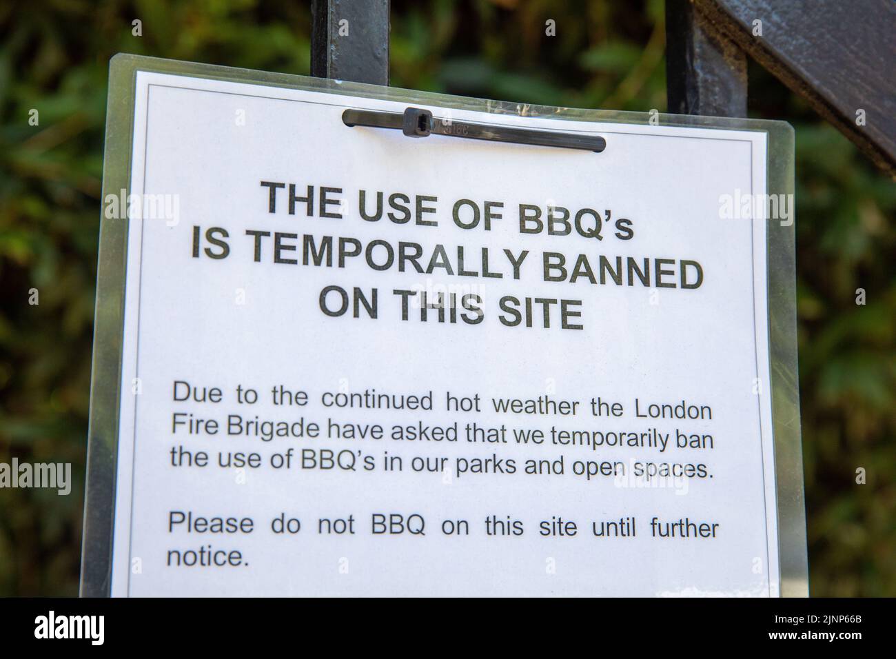 Londres, Royaume-Uni. 12th août 2022. Un panneau intitulé « l'utilisation de BBQ est temporairement interdite sur ce site » à Lincoln Inn Fields, Londres, car de nombreuses parties de l'Angleterre sont frappées par des conditions de sécheresse et des feux de forêt. Credit: Isles Images / Alamy Live News Banque D'Images