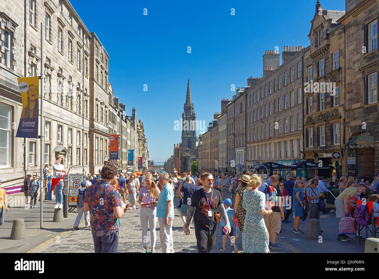 Édimbourg, Écosse, 11 août 2022 Festival Fringe dans le Royal Mile un grand groupe de visiteurs et de touristes Banque D'Images