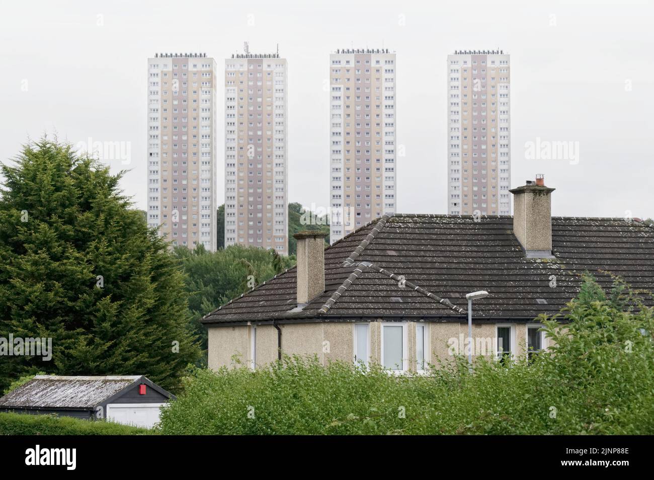 Les appartements du conseil dans les logements pauvres avec de nombreuses questions de protection sociale à Clydebank Banque D'Images