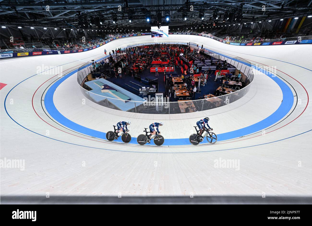 Munich, Allemagne. 12th août 2022. Cyclisme sur piste: Championnats d'Europe, hall d'exposition C1, Team Sprint, Round 1, femmes, Les cavaliers de Team France avec Julie Michaux, Mathilde gros et Taky Marie Divine Kouame se suivent les uns derrière les autres à leur tour. Crédit : Soeren Stache/dpa/Alay Live News Banque D'Images