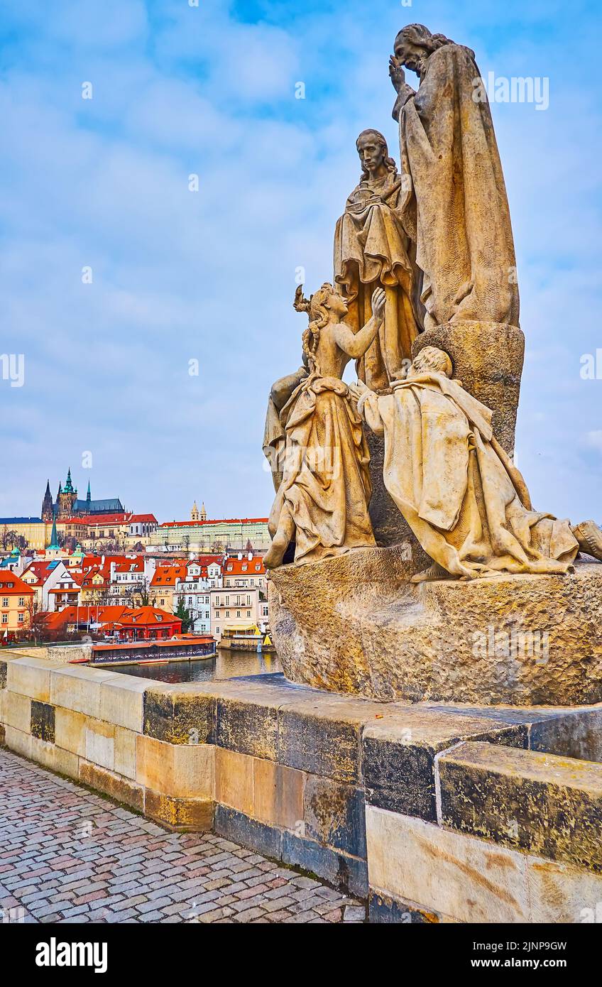 La statue en pierre de St Cyril et Methodius sur le pont Charles contre le château de Prague avec la cathédrale St Vitus, dominant la ligne d'horizon, Prague, Tchèque Banque D'Images