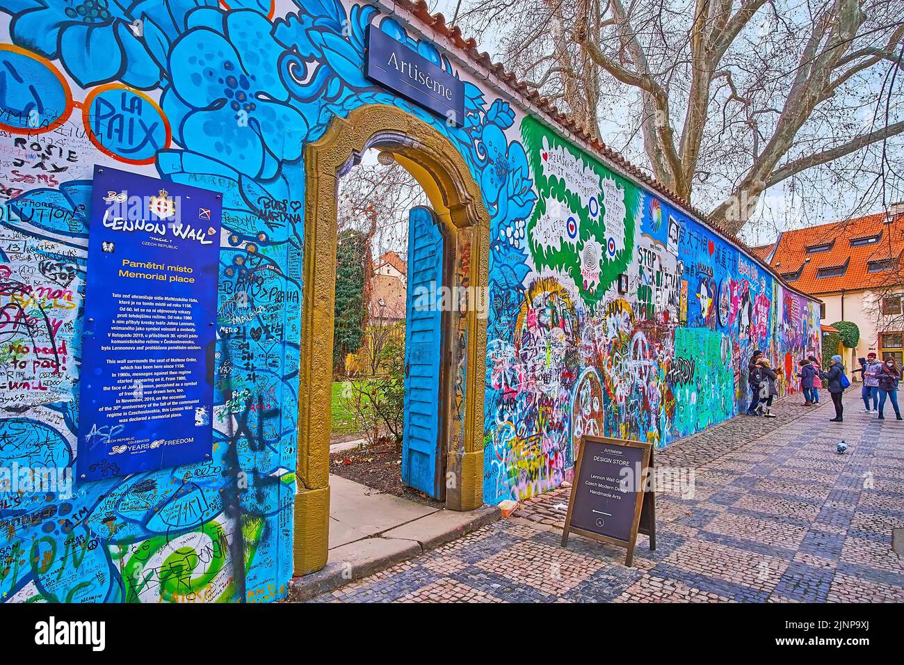 PRAGUE, RÉPUBLIQUE TCHÈQUE - 6 MARS 2022 : le lieu commémoratif du mur Lennon, décoré de graffitis, de slogans, de photos et d'inscriptions, Velkoprevorske Banque D'Images