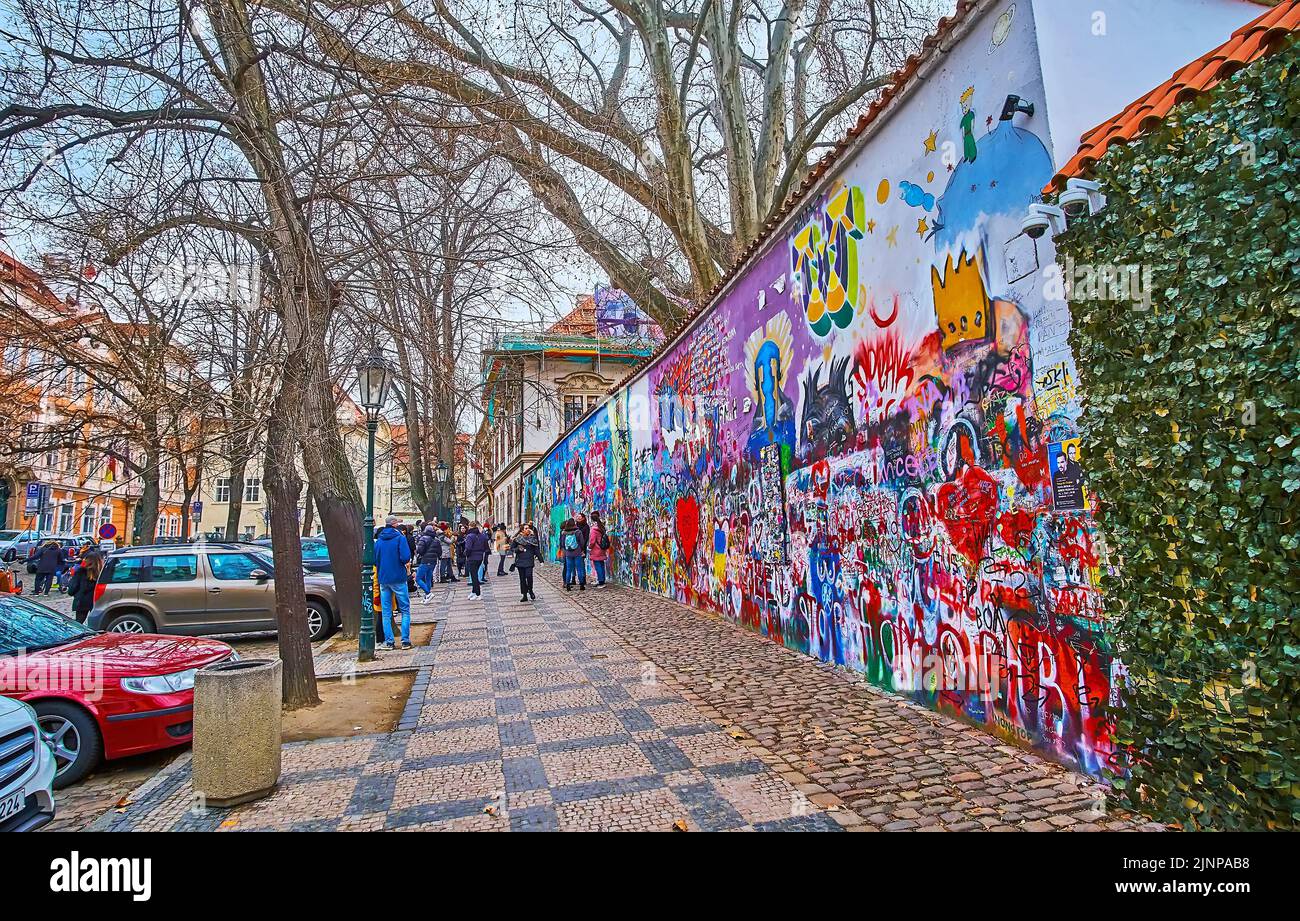 PRAGUE, RÉPUBLIQUE TCHÈQUE - 6 MARS 2022 : le mémorial du mur de Lennon est un monument remarquable de la place Velkoprevorske (Grand Prieuré) dans le quartier de Lesser, on M. Banque D'Images