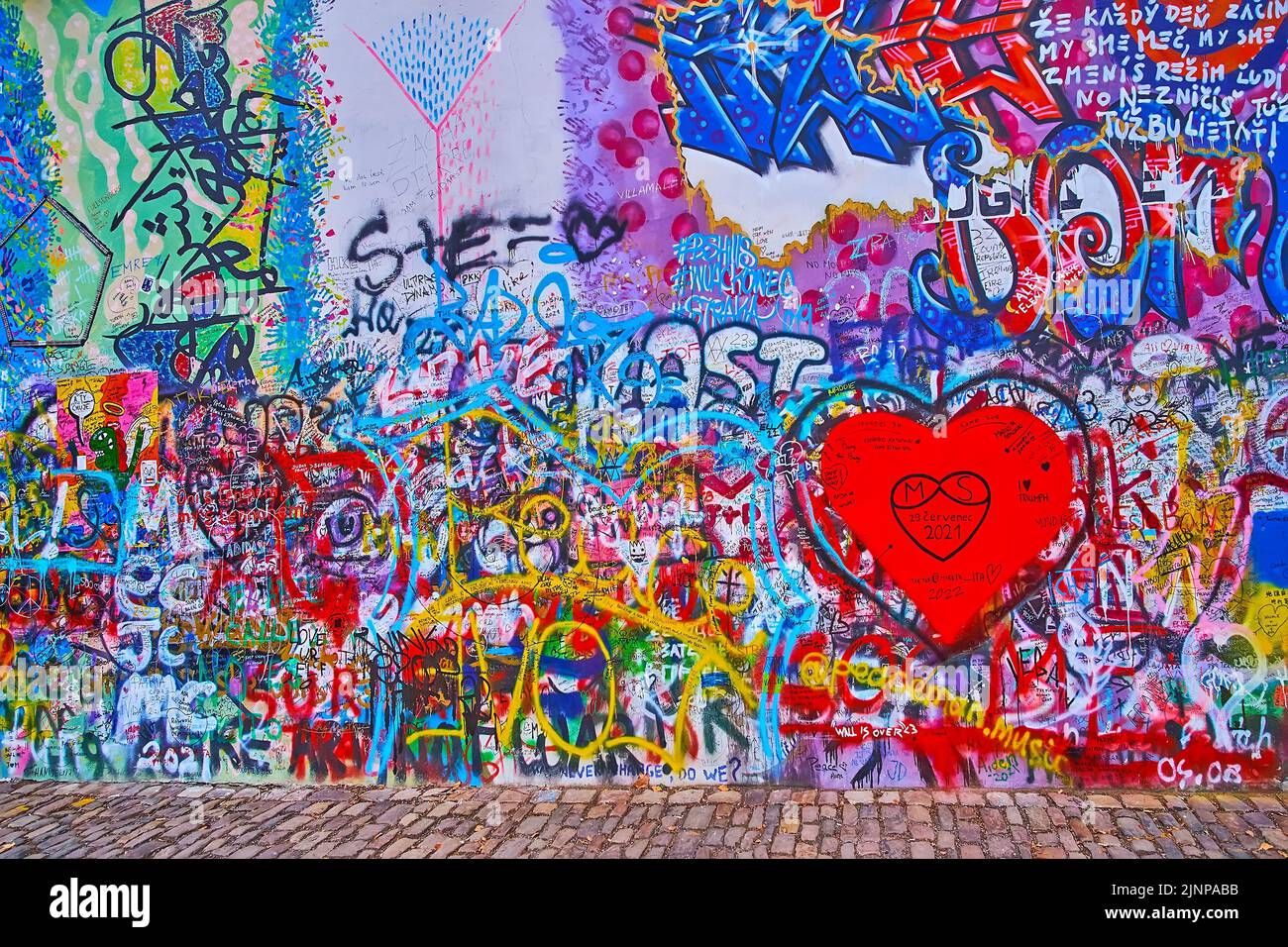 PRAGUE, RÉPUBLIQUE TCHÈQUE - 6 MARS 2022 : les motifs colorés, graffiti, inscriptions et slogans du mémorial du mur de Lennon dans le petit quartier, sur 6 mars Banque D'Images