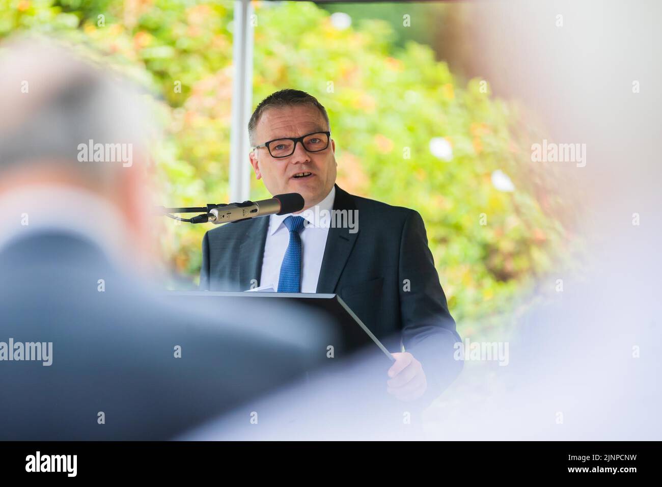 Hennigsdorf, Allemagne. 13th août 2022. Thomas Günther (SPD), maire de la ville de Hennigsdorf, prend la parole lors de la cérémonie commémorative centrale des victimes de la division du centre-allemand à l'occasion de la construction du mur de Berlin il y a 61 ans en 1961, à l'ancienne tour frontalière Nieder Neuendorf. La RDA avait commencé à construire le mur autour de la partie ouest de Berlin sur 13 août 1961. Credit: Christoph Soeder/dpa/Alay Live News Banque D'Images