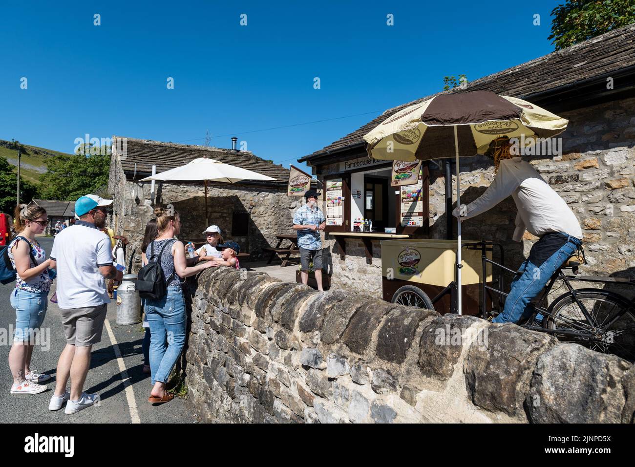 Festival Kettlewell Scarecrow (13th août 2022) dans les Yorkshire Dales. Un événement annuel avec des épouvantails faits par les villageois. Banque D'Images