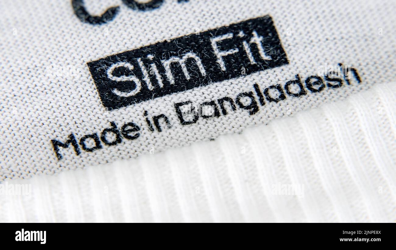 Étiquette pour t-shirt, imprimé noir « slim Fit Made in Bangladesh ». Banque D'Images