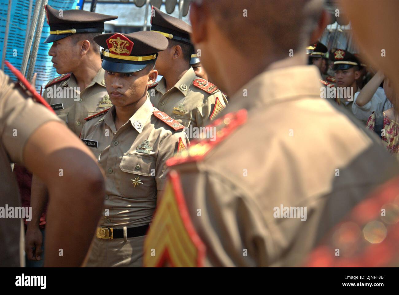 Les cadets de la marine indonésienne sont photographiés sur le KRI Dewaruci (Dewa Ruci), un grand navire indonésien, alors que la goélette de type barquentine est ouverte aux visiteurs du port de Kolinlamil (port de la marine) à Tanjung Priok, dans le nord de Jakarta, en Indonésie. Banque D'Images