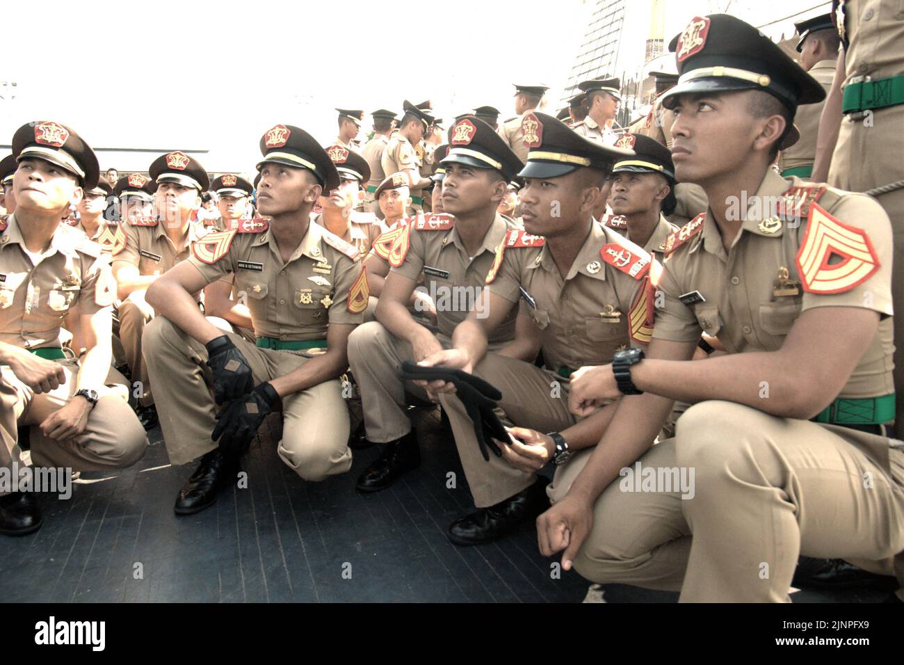 Des cadets et des officiers de la marine indonésienne assistent à un briefing, photographiés par KRI Dewaruci (Dewa Ruci), un grand navire indonésien, alors que la goélette de type barquentine est ouverte aux visiteurs du port de Kolinlamil (port de la marine) à Tanjung Priok, dans le nord de Jakarta, en Indonésie. Banque D'Images