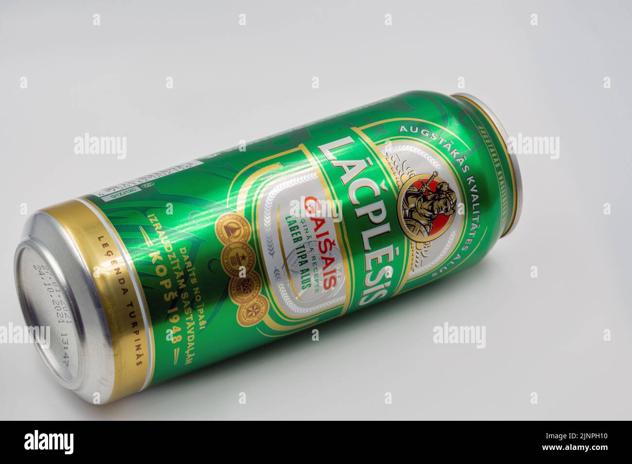 Kiev, Ukraine - 10 juin 2021: Studio Shoot de bière lettone Lacplesis Gaisais CAN du fabricant Royal Unibrew gros plan sur blanc. Banque D'Images